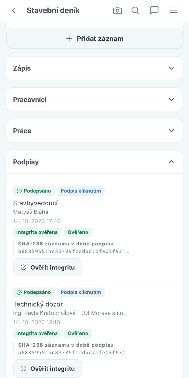 Podpisy stavbyvedoucího a technického dozoru u zápisu v mobilu