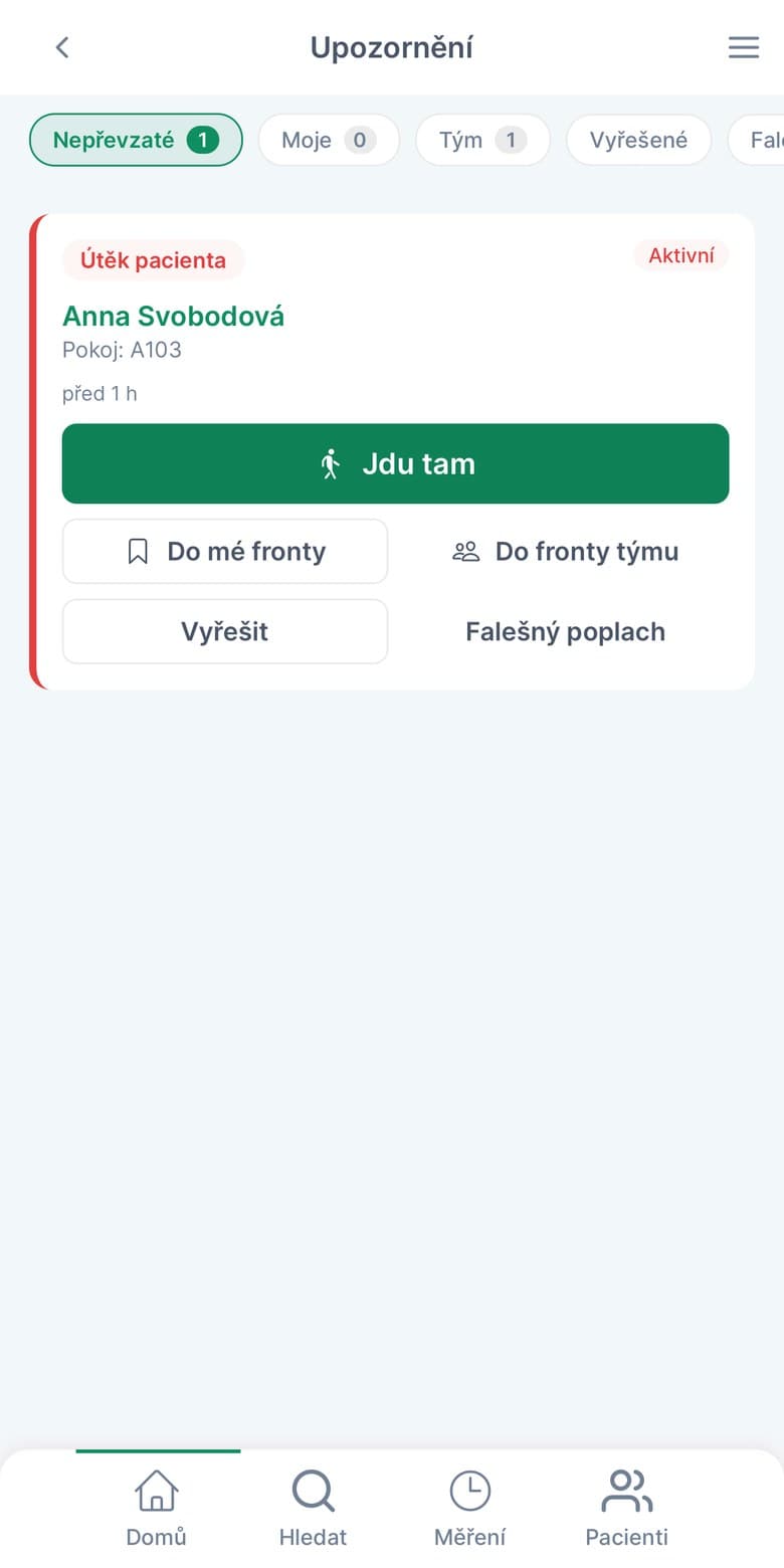 Pečovatel vidí frontu alertů, ne skupinový chat